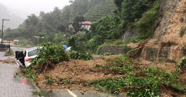 Rize&#039;de yağmurla kayan toprağın altına aldığı otomobildeki 4 kişi kurtarıldı