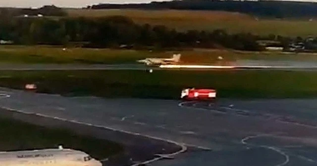 Rusya'da savaş uçağının tekeri koptu