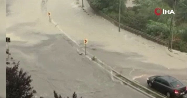 Sağanak Arnavutköy&#039;de yolları göle çevirdi