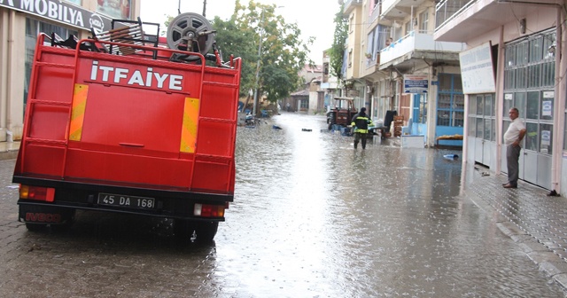 Sağanak yağış Kula’da hayatı olumsuz etkiledi