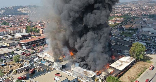 Sakarya&#039;da marketin deposunda çıkan yangına müdahale ediliyor