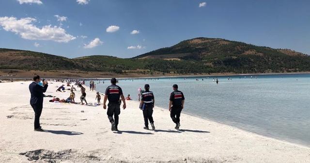 Salda Gölü&#039;nde çamur çukuruna giren Ruslar, jandarma tarafından çıkarıldı