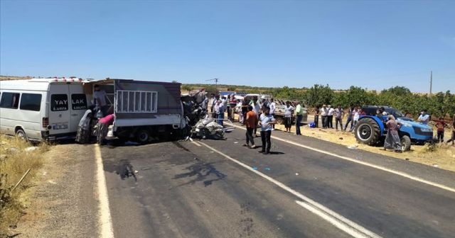 Şanlıurfa&#039;da minibüsle kamyonet çarpıştı