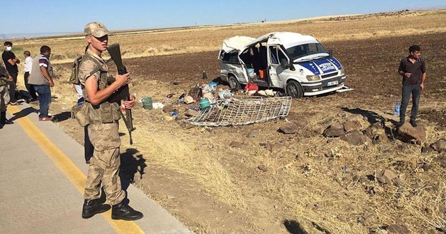 Şanlıurfa&#039;da tarım işçilerini taşıyan minibüs devrildi