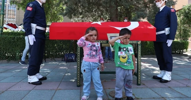 Şehit babasını arkadaşı ile birlikle selamlayarak uğurladı