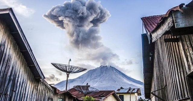 Sinabung Yanardağı&#039;nda patlama: Dumanlar 2 bin metreye yükseldi