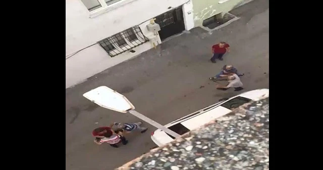 Sokakta top oynayan çocukları önce dövdü sonra bıçakla kovaladı