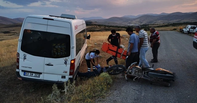 Şuhut&#039;ta minibüs ile motosiklet çarpıştı: 1 yaralı