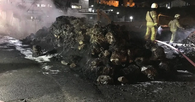 Sultangazi’de açık alanda depolanan tekstil malzemeleri yandı