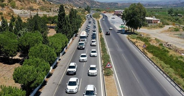 Tatilciler 5 kilometrelik araç kuyruğu oluşturdu