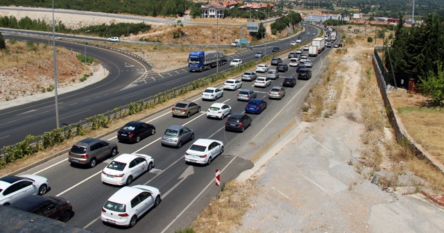 Tatilcilerin dönüş çilesi sürüyor