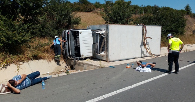 Tekirdağ’da tuğla yüklü kamyona çarpan kamyonet devrildi: 3 yaralı