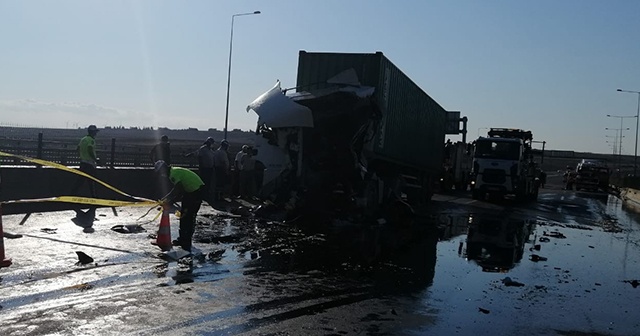 TEM&#039;de tırla kamyon çarpıştı: 1 ölü