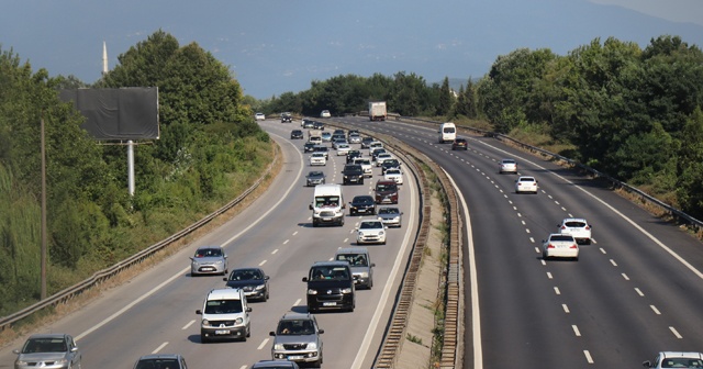 TEM Sakarya geçişinde geri dönüş yoğunluğu başladı