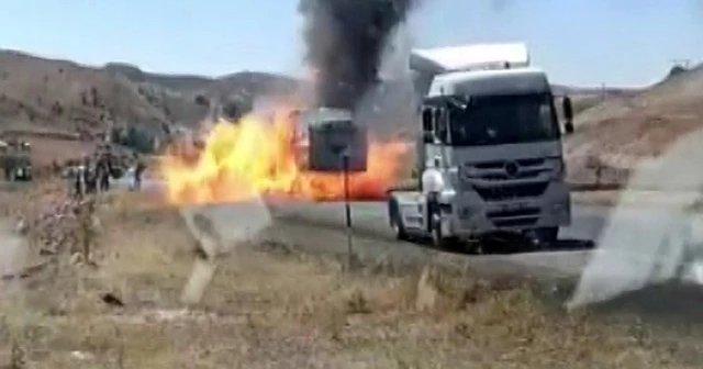 Tırın dorsesi alev alev yandı!