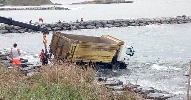 Trabzon'da hafriyat kamyonu denize uçtu