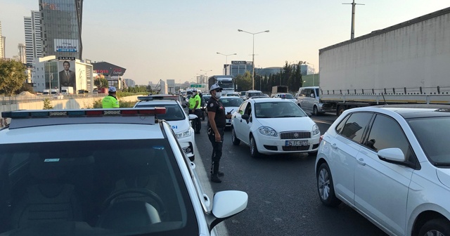 Trafik polisi ekipleri çakar ve emniyet şeridi denetimi yaptı