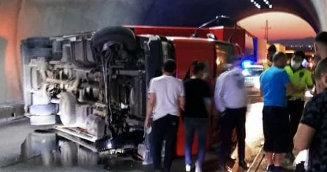 Tünelde kamyon devrildi, metrelerce araç kuyruğu oluştu