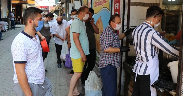 Ücretsiz olunca metrelerce kuyruk oluştu