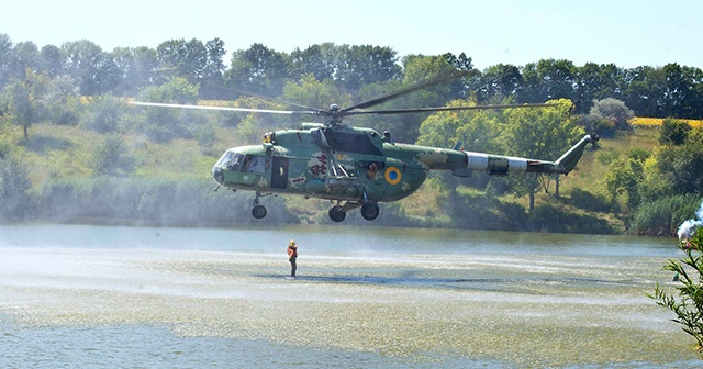 Ukrayna&#039;da askeri helikopter tatilcilerin arasında tatbikat yaptı