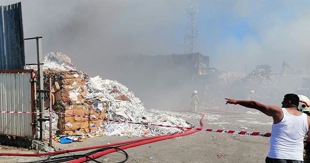 Ümraniye&#039;de hurdalık alan alev alev yandı