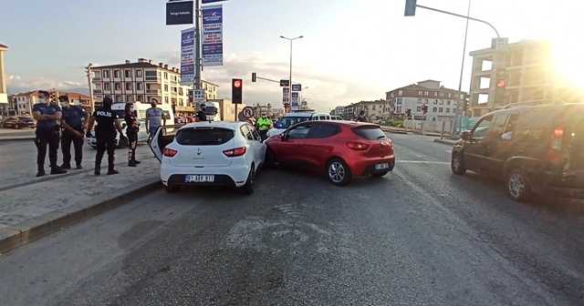 Uyuşturucu taşıdığından şüphelenilen aracı polis ekipleri çarparak durdurdu