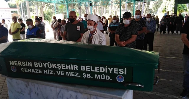 Vali yardımcısının öldürdüğü anne ve kardeşi Tarsus’ta toprağa verildi
