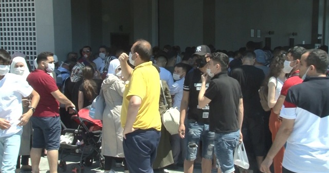 Vapur iskelelerinde Adalar yoğunluğu