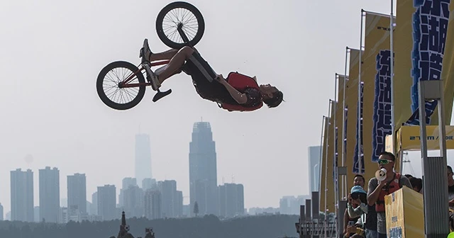 Wuhan'da korona virüse rağmen Bisikletle Göle Atlama Festivali’ne büyük ilgi