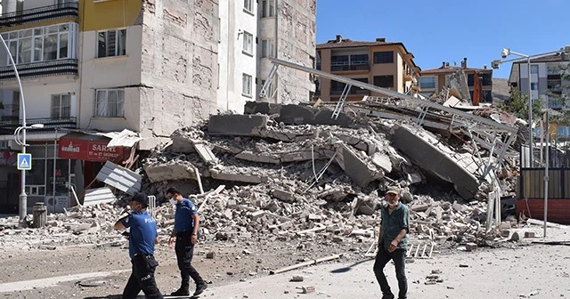 Yıkımı yapılan 6 katlı bina çöktü yan bina hasar gördü