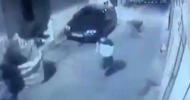 Yolda yürürken gasp edildi! O anlar kameraya yansıdı