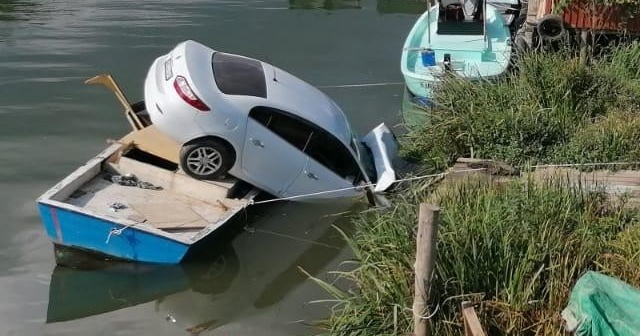 Yoldan çıkan otomobil kayığın üzerine uçtu