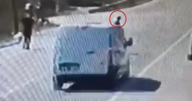 Yolun karşısına geçmeye çalışan adama minibüs çarptı: 1 ölü