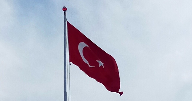 Yunanistan&#039;ın burnunun dibine dev Türk bayrağı diktiler