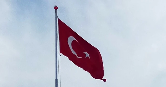 Yunanistan'ın burnunun dibine dev Türk bayrağı diktiler