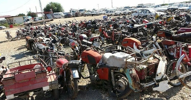 Yüzlerce motosiklet ve araba otoparkta çürüyor!