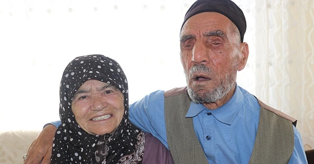 Yüzünü hiç göremediği eşinin sesine aşık oldu, 58 yıllık birliktelikleri kitap oluyor