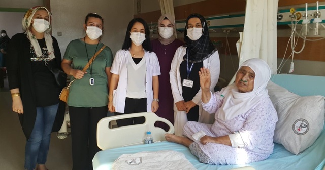 40 gün entübe kalan 75 yaşındaki kadın korona virüsü yendi