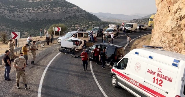 Adıyaman’da 2 araç kafa kafaya çarpıştı: 8 yaralı