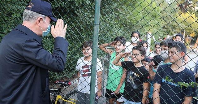 Bakan Akar ve komutanların çocuklarla samimi sohbeti