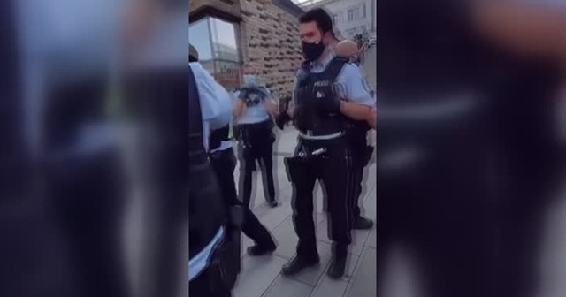 Alman polisinin görme engelli kişiye uyguladığı şiddetin görüntüleri ortaya çıktı