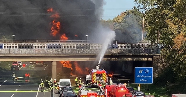 Almanya&#039;da benzin yüklü tanker alev alev yandı