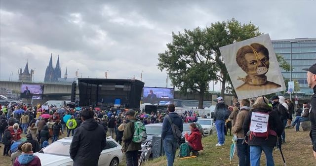 Almanya&#039;da binlerce kişi Kovid-19 kısıtlamalarını protesto etti