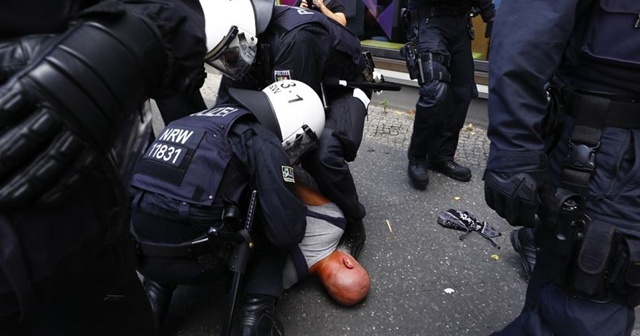 Almanya&#039;da ırkçı paylaşımlarda bulunan 29 polis açığa alındı