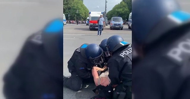 Almanya&#039;da polisin protestoculara şiddet uygulaması tepki çekti