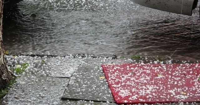 Ardahan'a dolu yağdı