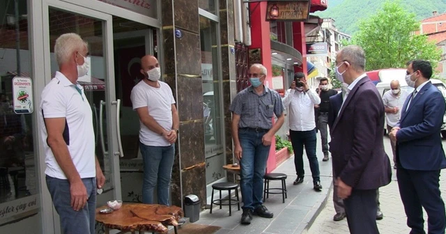 Artvin Valisi Doruk il genelinde vakaların en fazla olduğu Borçka ilçesinde sokakta maske denetimine çıktı