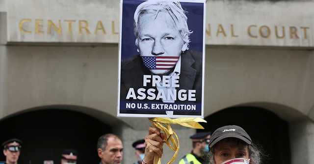 Assange ABD&#039;ye iade davasında hakim karşısına çıktı