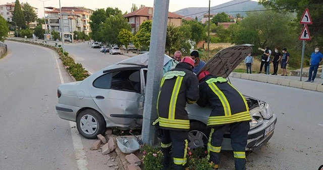 Aydınlatma direğine çarpan otomobilde sürücü sıkıştı