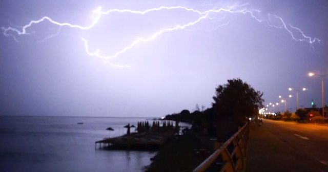 Ayvalık’ı vuran dolu yağışı ve fırtınada oluşan şimşekler böyle görüntülendi